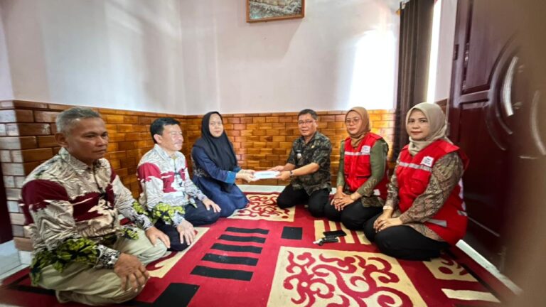 PMI Kabupaten Purbalingga Berikan Bantuan Kepada Warga Dawuhan Yang Rumahnya Mengalami Kebakaran